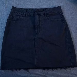 Hollister Ultra High-Rise Black Jean Skirt Size 5 w27